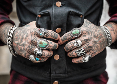 wytatuowane dłonie