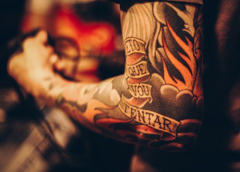 tatuaż na tricepsie