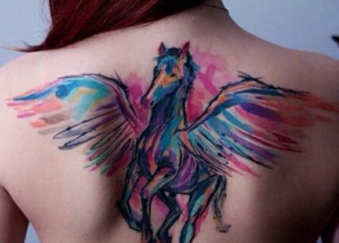koń tatuaż na plecach